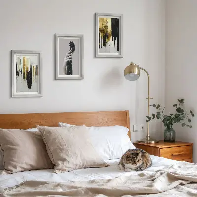 Bilderwand mit abstrakten Malmustern und zwei Händen