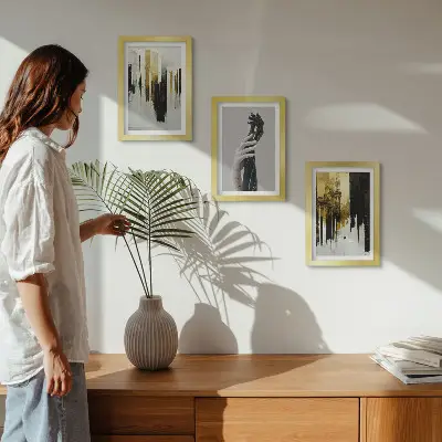 Bilderwand mit abstrakten Malmustern und zwei Händen