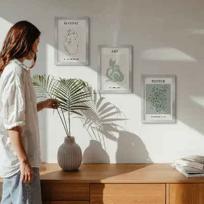 Bilderwand mit Plakaten in Beige- und Grüntönen von Henri Matisse