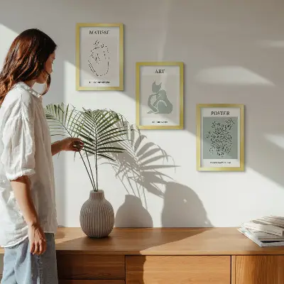 Bilderwand mit Plakaten in Beige- und Grüntönen von Henri Matisse