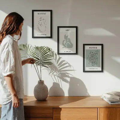 Bilderwand mit Plakaten in Beige- und Grüntönen von Henri Matisse