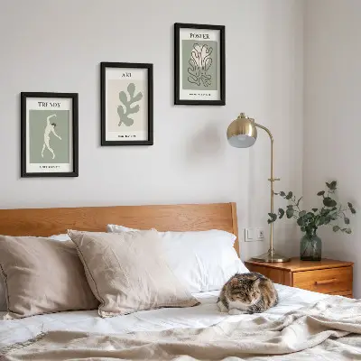 Fotowand mit abstrakten Figuren und Pflanzenmotiven in gedeckten Farben