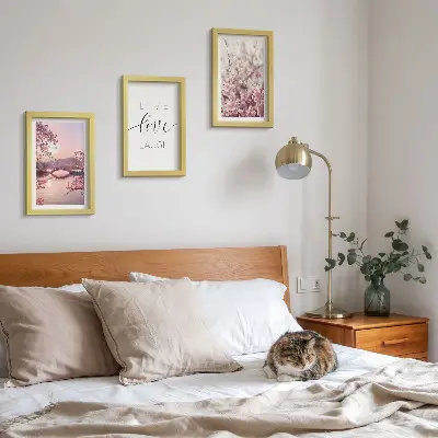 Bilderwand mit Blumenmotiven, einer Brücke und einer Inschrift