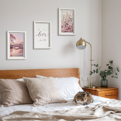 Bilderwand Blumenmotive mit einer Brücke und einer Inschrift