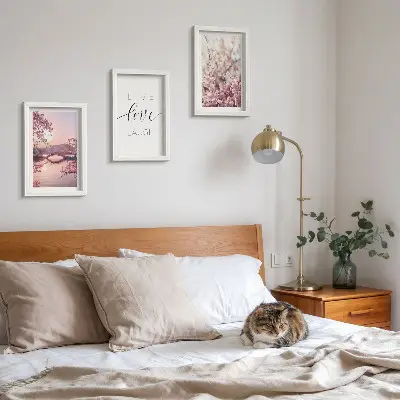 Bilderwand mit Blumenmotiven, einer Brücke und einer Inschrift