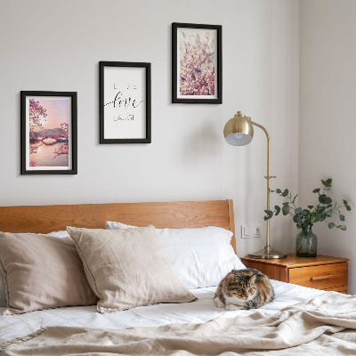 Bilderwand Blumenmotive mit einer Brücke und einer Inschrift