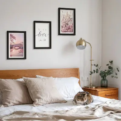 Bilderwand mit Blumenmotiven, einer Brücke und einer Inschrift
