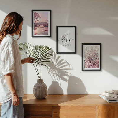 Bilderwand Blumenmotive mit einer Brücke und einer Inschrift