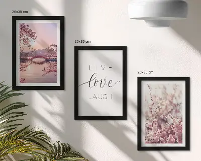 Bilderwand mit Blumenmotiven, einer Brücke und einer Inschrift