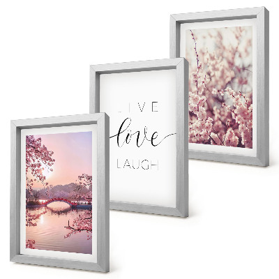 Bilderwand Blumenmotive mit einer Brücke und einer Inschrift