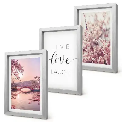 Bilderwand mit Blumenmotiven, einer Brücke und einer Inschrift