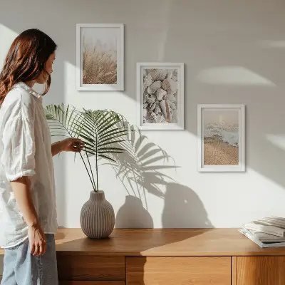 Bilderwand mit Strandmotiven, Muscheln und Meereswellen