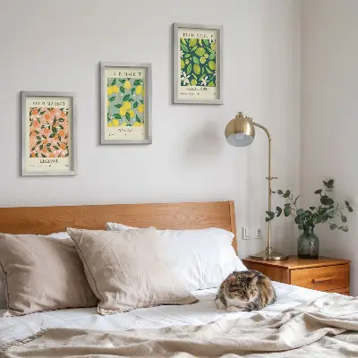 Bilderwand mit fruchtigen Zitrusmustern und Vintage-Blumen
