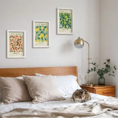 Bilderwand mit fruchtigen Zitrusmustern und Vintage-Blumen