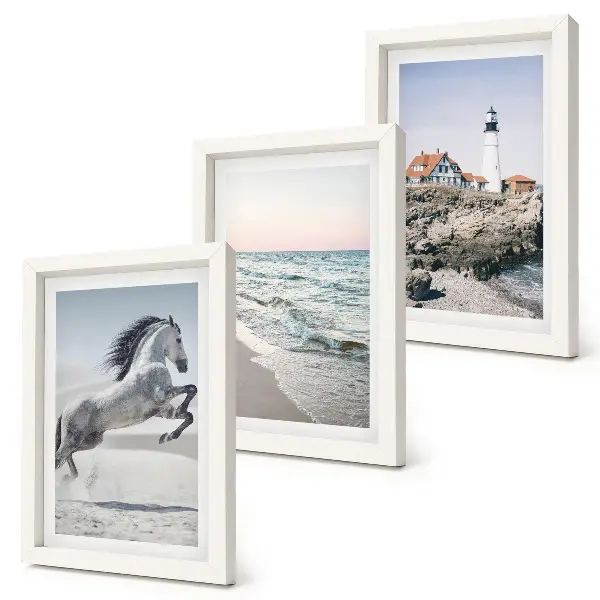 Bilderwand mit Motiven von Pferden in Bewegung am Strand, Leuchtturm und Wasserwellen
