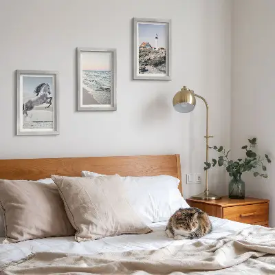 Bilderwand mit Motiven von Pferden in Bewegung am Strand, Leuchtturm und Wasserwellen