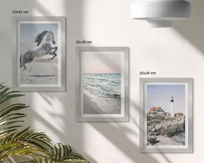Bilderwand mit Motiven von Pferden in Bewegung am Strand, Leuchtturm und Wasserwellen