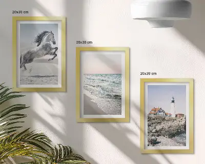 Bilderwand mit Motiven von Pferden in Bewegung am Strand, Leuchtturm und Wasserwellen