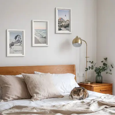 Bilderwand mit Motiven von Pferden in Bewegung am Strand, Leuchtturm und Wasserwellen