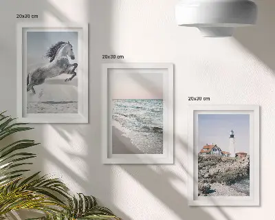 Bilderwand mit Motiven von Pferden in Bewegung am Strand, Leuchtturm und Wasserwellen