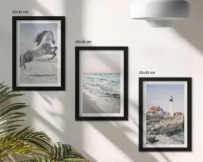 Bilderwand mit Motiven von Pferden in Bewegung am Strand, Leuchtturm und Wasserwellen