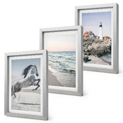 Bilderwand mit Motiven von Pferden in Bewegung am Strand, Leuchtturm und Wasserwellen