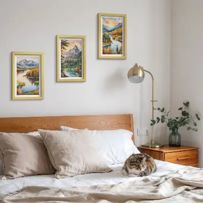 Bilderwand mit Berglandschaften, einem Fluss und farbenprächtigen Bäumen