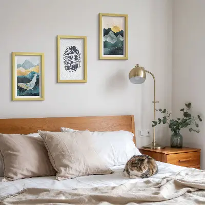 Fotowand mit abstrakten Berglandschaften und inspirierender Inschrift