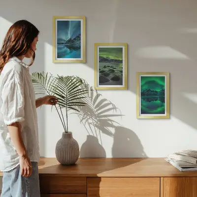Bilderwand mit Winterlandschaft, Nordlichtern und Bergen