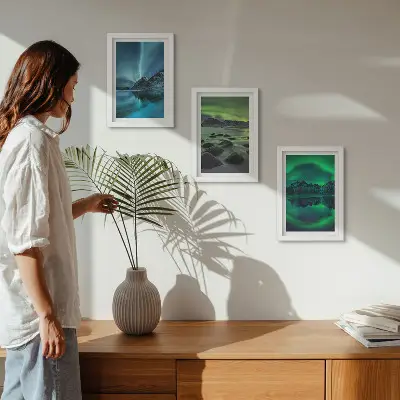 Bilderwand mit Winterlandschaft, Nordlichtern und Bergen