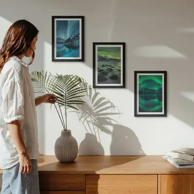Bilderwand mit Winterlandschaft, Nordlichtern und Bergen