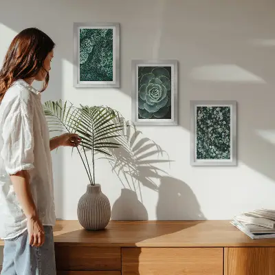 Bilderwand mit grünen Sukkulentenblättern und zarten Zweigen