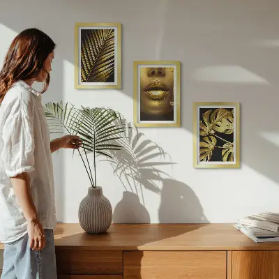 Bilderset mit Rahmen mit Palmenblättern, Frauengesicht und Monstera-Blättern