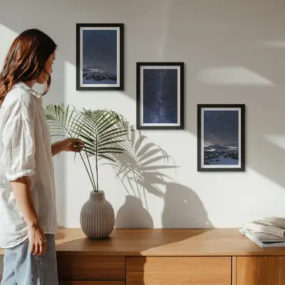 Bilderwand mit Motiv von Sternenhimmel und Berglandschaft