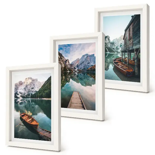 Fotowand Bergsee mit Booten und einer Holzhütte