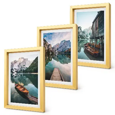 Fotowand Bergsee mit Booten und einer Holzhütte