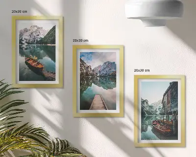 Fotowand Bergsee mit Booten und einer Holzhütte