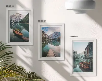 Fotowand Bergsee mit Booten und einer Holzhütte
