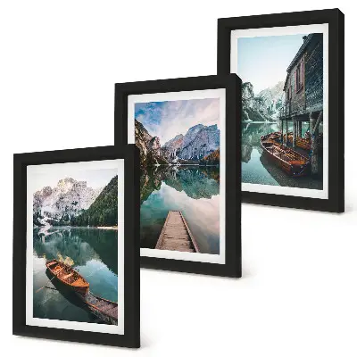 Fotowand Bergsee mit Booten und einer Holzhütte