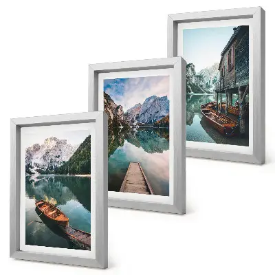Fotowand Bergsee mit Booten und einer Holzhütte