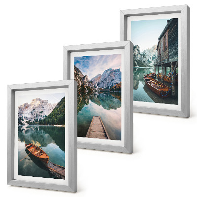 Fotowand Ein Bergsee mit Booten und einer Holzhütte