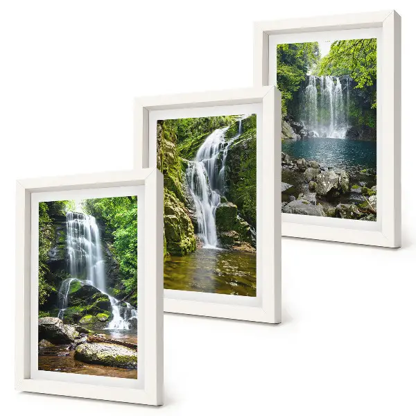Bilderwand mit Wasserfällen in grüner Umgebung zwischen Steinen und Wasser
