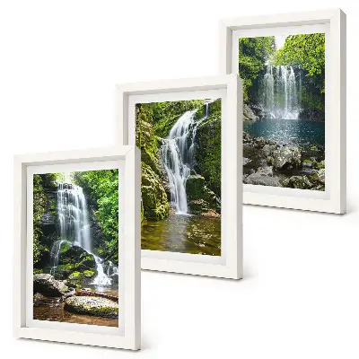 Bilderwand mit Wasserfällen in grüner Umgebung zwischen Steinen und Wasser