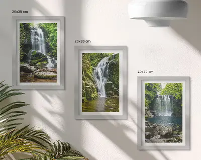 Bilderwand mit Wasserfällen in grüner Umgebung zwischen Steinen und Wasser