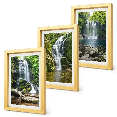 Bilderwand mit Wasserfällen in grüner Umgebung zwischen Steinen und Wasser