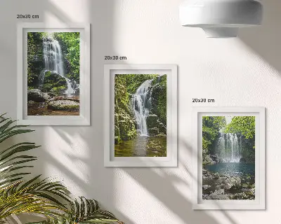 Bilderwand mit Wasserfällen in grüner Umgebung zwischen Steinen und Wasser