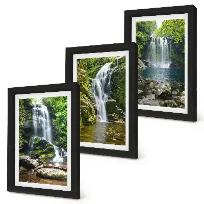 Bilderwand mit Wasserfällen in grüner Umgebung zwischen Steinen und Wasser