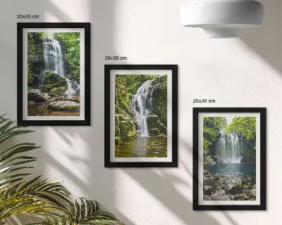 Bilderwand mit Wasserfällen in grüner Umgebung zwischen Steinen und Wasser