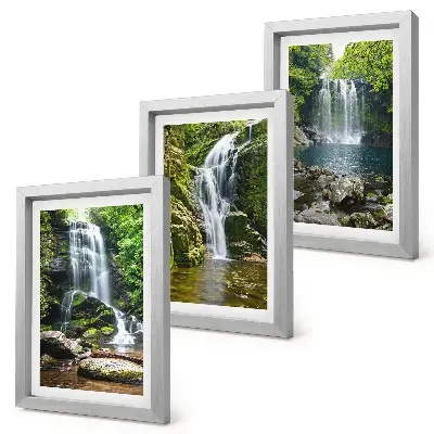 Bilderwand mit Wasserfällen in grüner Umgebung zwischen Steinen und Wasser