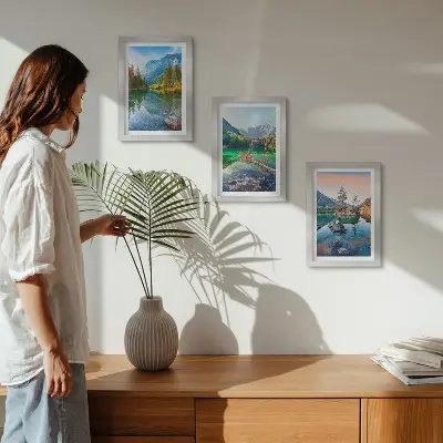 Bilderwand mit Bergseen und umgebender Naturlandschaft